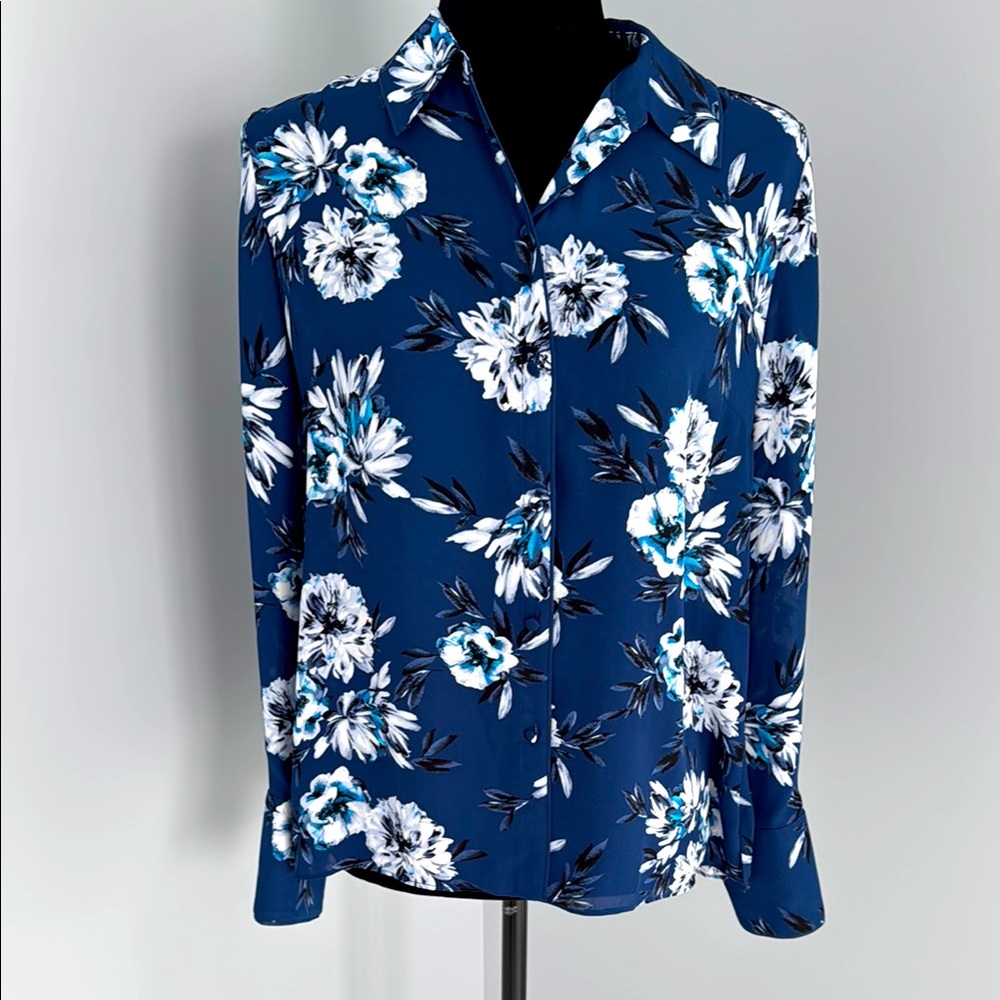 White House Black Market floral blouse. Size 4. Blue and white floral print.